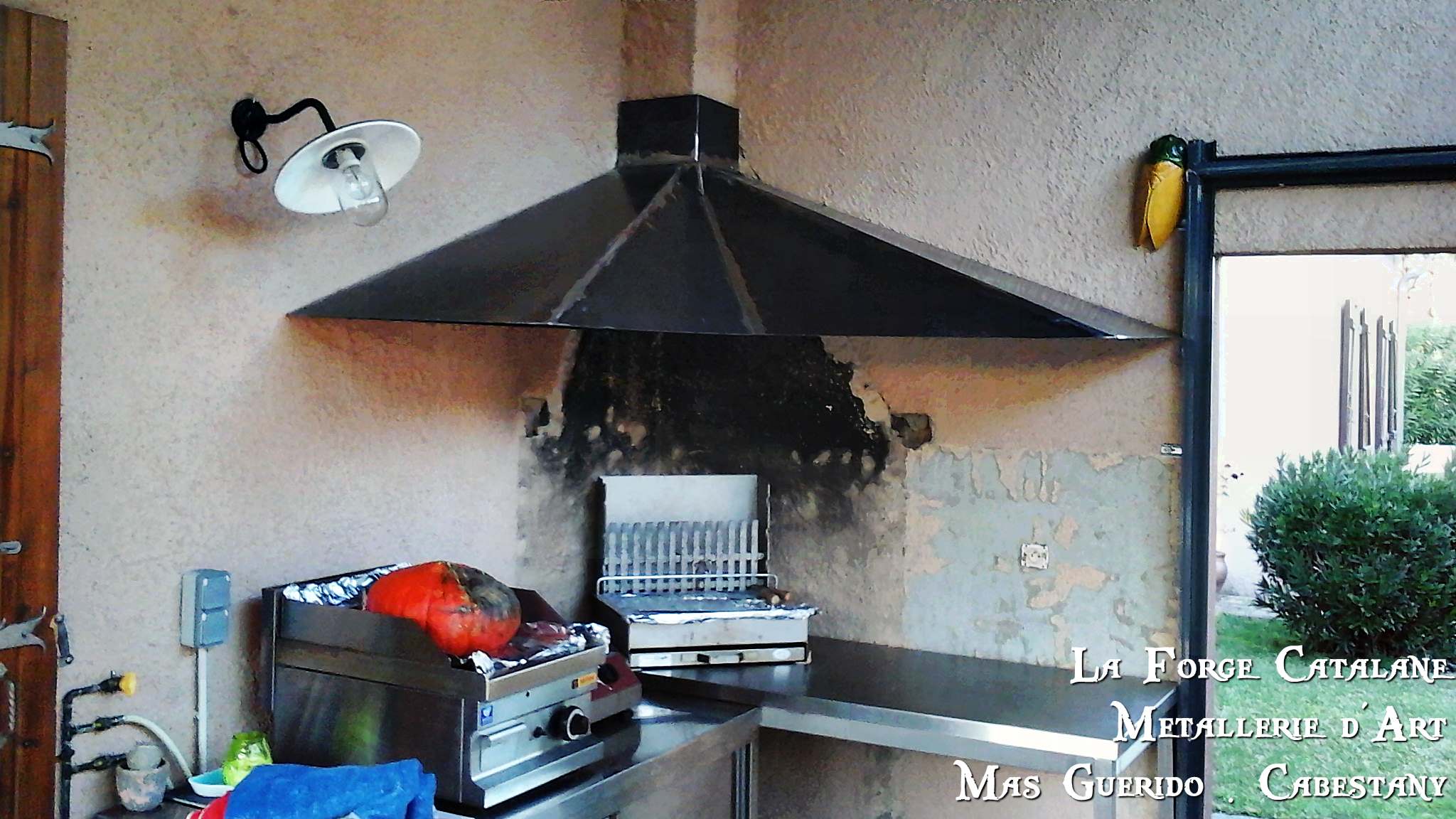 Hotte barbecue angle 2 forge catalane.jpg